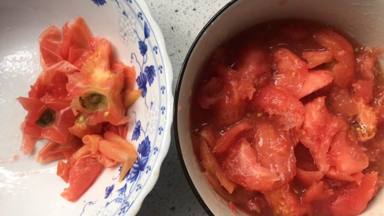 夏日凉拌面之海鲜西红柿卤,把西红柿皮扒掉，根部也不要了，再把西红柿捏碎。（这个步骤很解压）