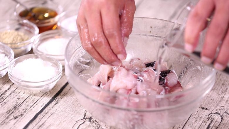 酸菜鱼,加入适量的盐 味精 生粉 料酒上浆用手抓这样做出的鱼片会比较嫩
