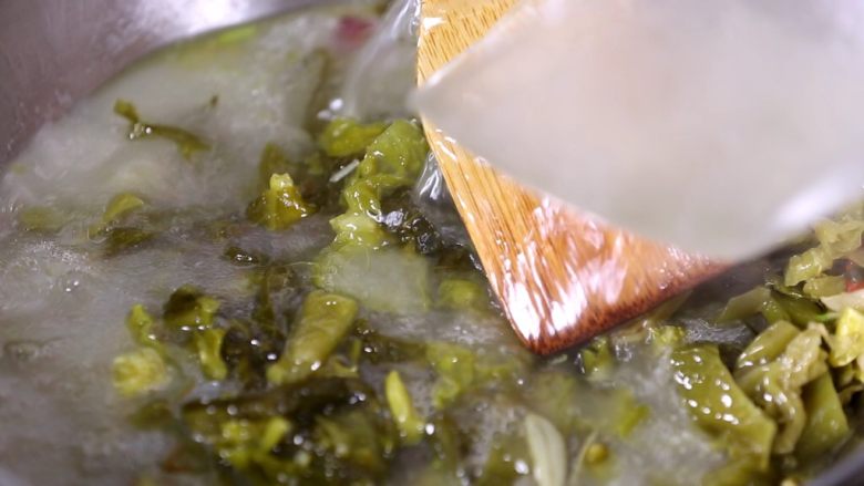 酸菜鱼,加黑鱼骨汤 黑鱼骨汤可以提前煮好这样酸菜鱼会比较鲜美