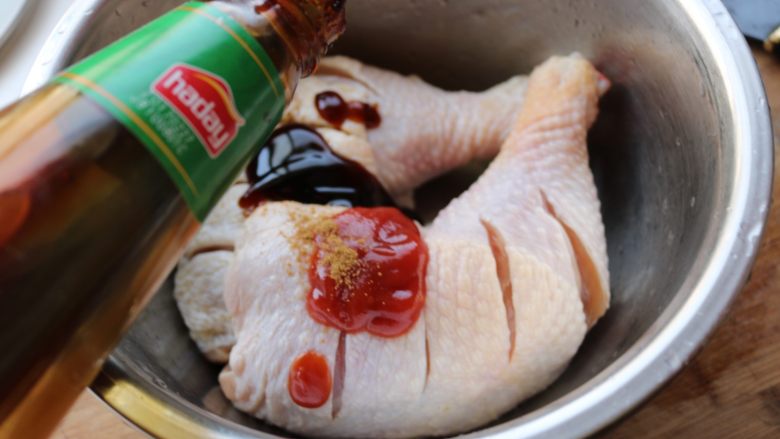 柠香葱油焗鸡腿,加入蚝油。