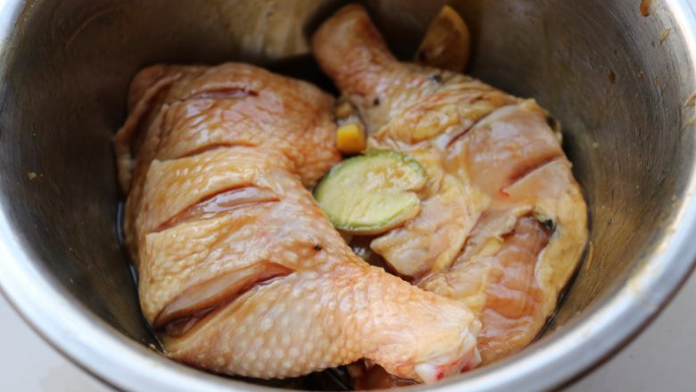 柠香葱油焗鸡腿,放上姜片和柠檬，拌匀腌制30分钟以上。