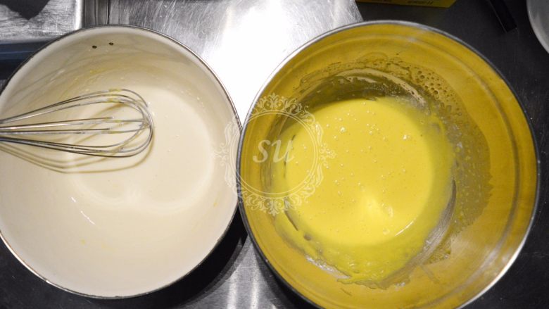 超详细图解——小四卷+日式豆乳盒子蛋糕,将面粉分成两份，过筛后分别加入【步骤1】和【步骤2】，搅拌混合均匀成为无颗粒的面糊