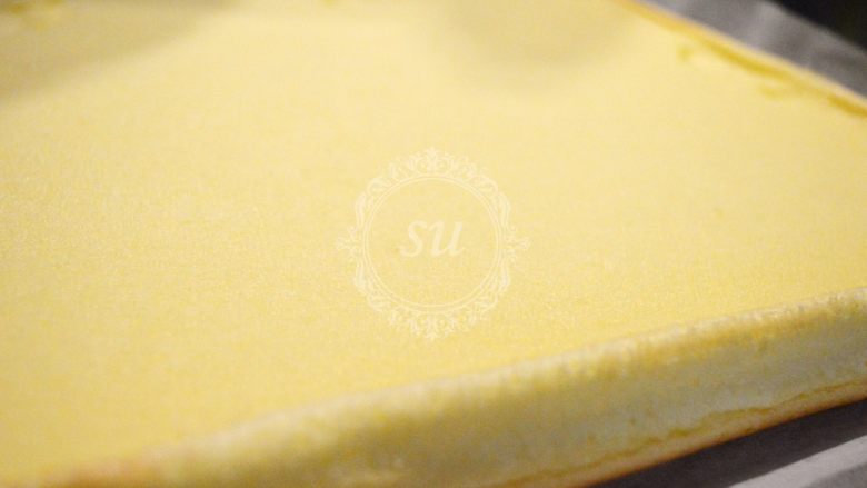 超详细图解——小四卷+日式豆乳盒子蛋糕,背面的玻璃纤维垫撕下来之后就可以看到很细腻的毛巾面啦