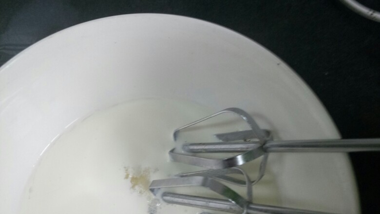 抹茶星冰乐,接着打发奶油，把白砂糖加入淡奶油中。然后用电动打蛋器打发