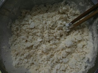 葱油饼,面粉加入开水，用筷子搅拌成絮状后加入清水开始揉面