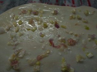 葱油饼,刷上一层薄油，撒上葱花和盐（葱花随个人喜好添加，盐则是用拇指食指取一小撮均匀洒在面皮上）
