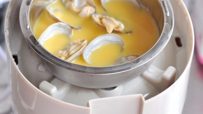 蟹味菇蒸鸡柳套餐,时间结束会发出提示音，将顶盖打开，要小心蒸汽烫着手，将顶层的菜取出，再把蛋液放入。