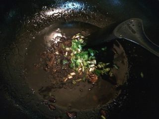 红烧鸭舌,把鸭舌先盛起装盆，锅里汤汁加入香葱，小火煮开一下即可。