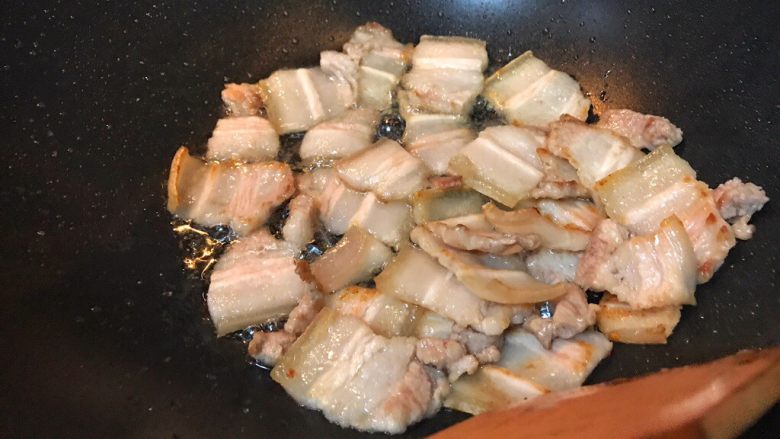 超满足便当（2）,翻炒 换面继续煎出油 到两面焦黄 肉开始卷曲 即可承出锅