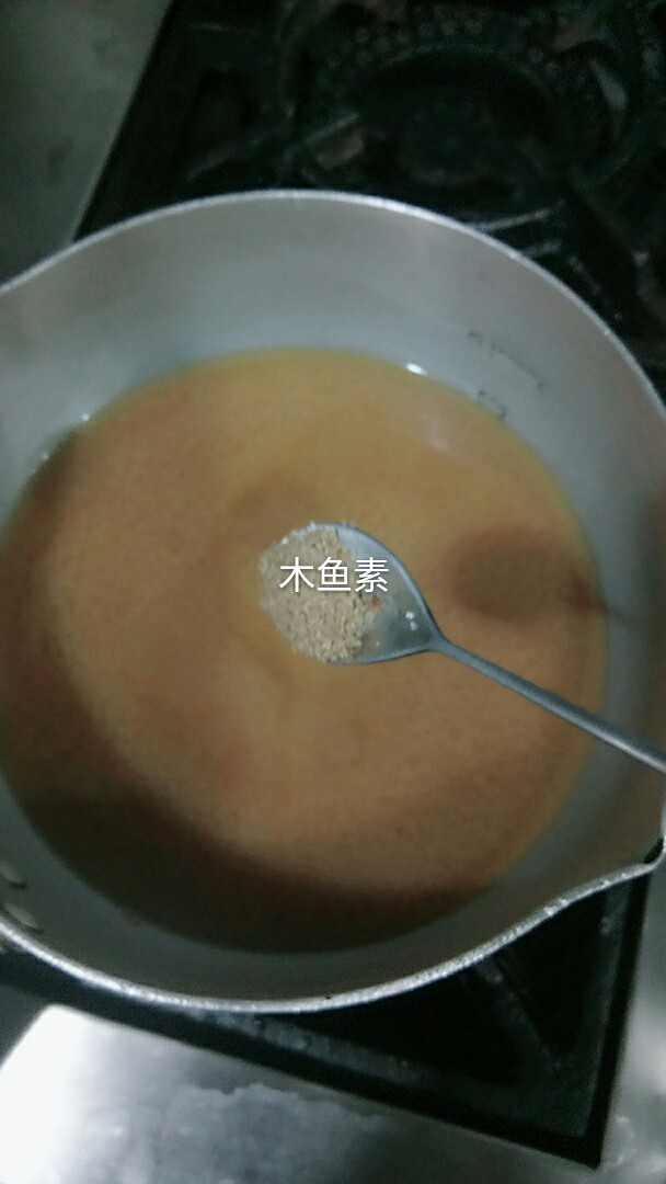 味噌汤,加入木鱼素（可以用味精代替）适量