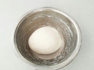 早餐生煎包,温水中放入发酵粉，放入面粉揉成软硬适中的面团，盖上保鲜膜进行发酵。