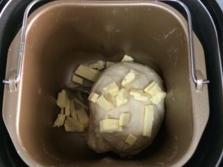 热狗面包,揉至成团时，放入黄油继续揉，全程大概揉50分钟左右，揉至扩展阶段。