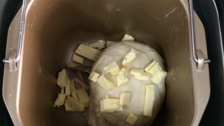 热狗面包,揉至成团时，放入黄油继续揉，全程大概揉50分钟左右，揉至扩展阶段。