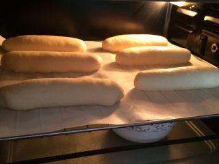 热狗面包,放入烤箱内发酵，烤箱底部放一碗热水，发至2倍大。