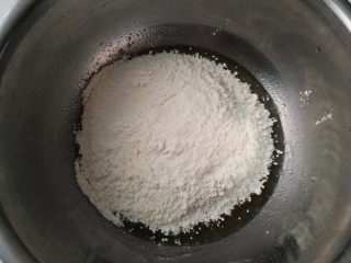 广式月饼,2.放入月饼粉混合。搅拌