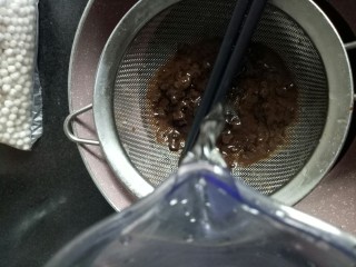 芋圆烧仙草,边加入水，然后边用筷子搅拌帮助过筛