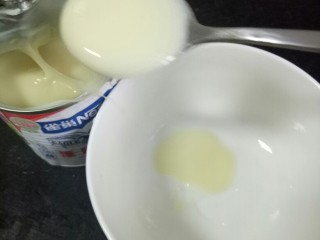 芋圆烧仙草,碗中加入适量的炼奶