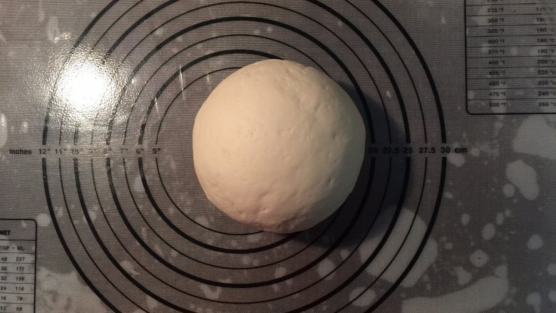 香菇豆沙包,启动旋钮，搅拌10分钟，和成光滑的面团