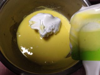 大理石戚风蛋糕,取1/3蛋白加入蛋黄糊中翻拌均匀