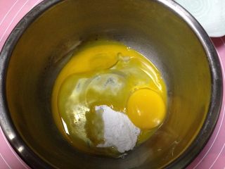 大理石戚风蛋糕,蛋黄里倒入牛奶、玉米油和15g的糖，用蛋抽打匀