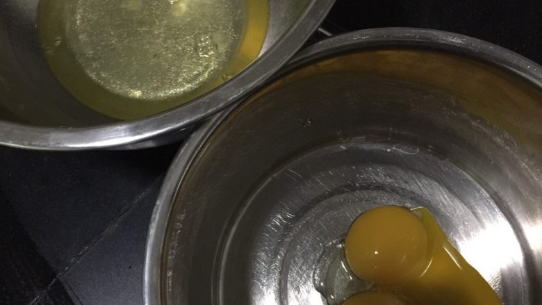 枣糕,蛋白蛋黄分离，分别放在无油无水的盆里备用