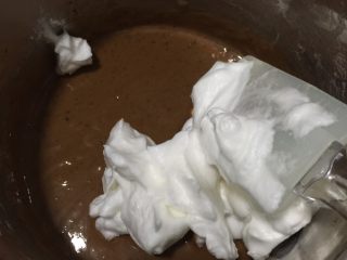 枣糕,在蛋黄糊中加入1/3蛋白翻拌均匀，注意不要画圈搅拌，以免蛋白消泡。像炒菜那样翻拌就可以
