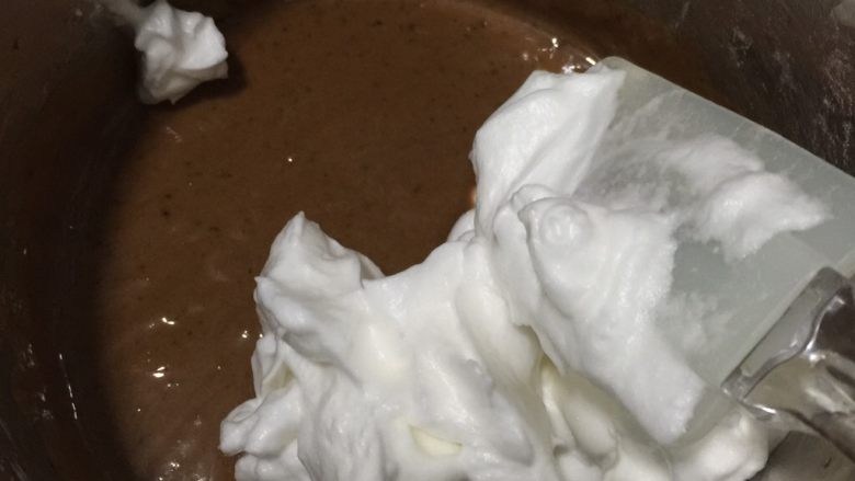 枣糕,在蛋黄糊中加入1/3蛋白翻拌均匀，注意不要画圈搅拌，以免蛋白消泡。像炒菜那样翻拌就可以