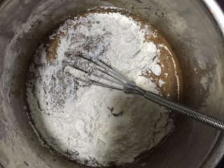 枣糕,再加低粉拌匀，注意以划Z字搅拌，以免起筋。
