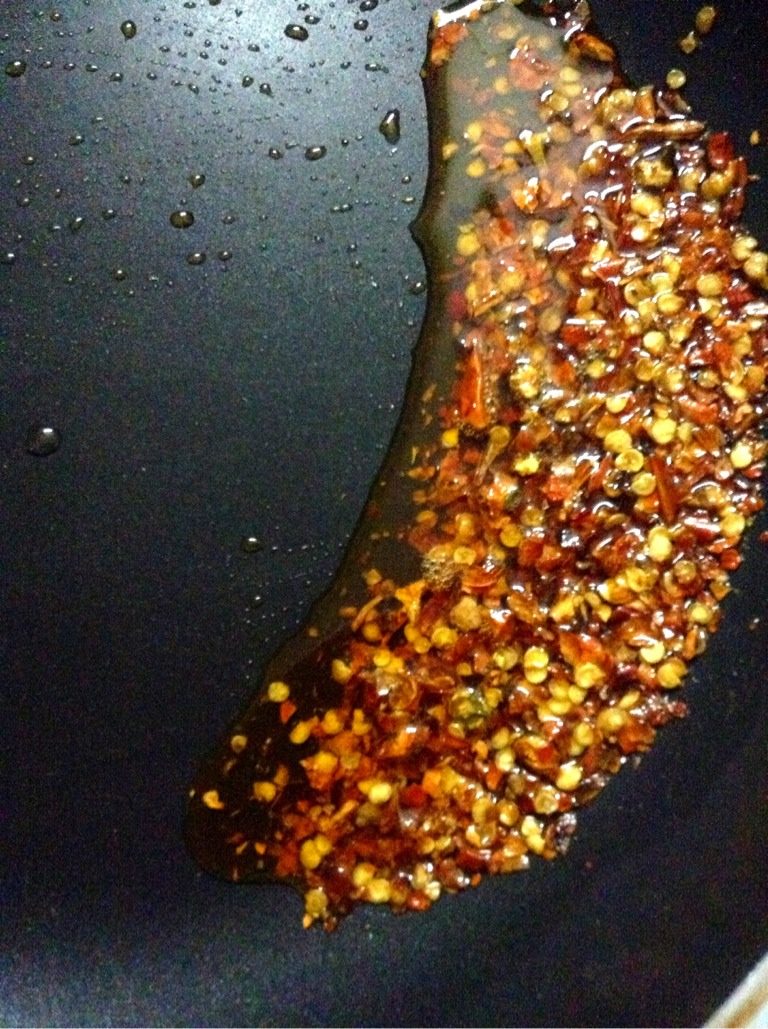 夏日小菜〜拌凉皮,如图热锅放油烧置7成热时关火，将辣椒粉倒入搅拌受热均匀