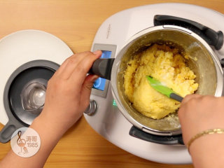 低脂芒果冰淇淋，脂肪含量仅有1％,然后用刮刀把边上的食材刮到中间
