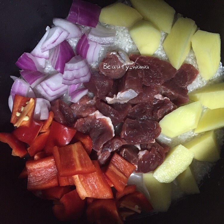 快手餐—黑椒牛肉饭,把食材整齐的码放在米上（不码也可以，我是为了拍照）