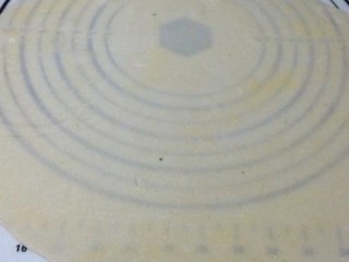 手抓饼,在案板上涂抹一层油防止黏住，取一块儿面团擀成薄薄的大片，越薄越好，几乎成透明状。