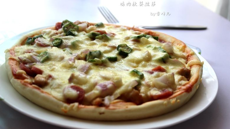 鸡肉秋葵披萨,最后再撒上奶酪200度8分钟即可。