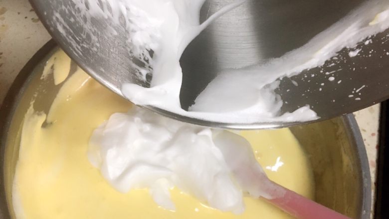 酸奶鸭蛋蛋糕,第二次加入蛋白，同样手法拌。