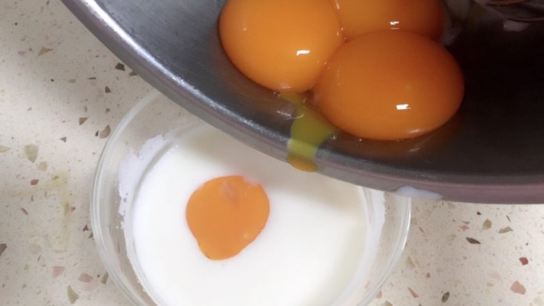 酸奶鸭蛋蛋糕,蛋黄一个一个的加入进去。先将第一个加进去的蛋黄搅拌均匀再加下一个蛋黄。