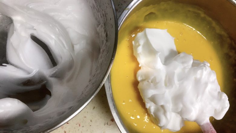 酸奶鸭蛋蛋糕,第一次加入1/3蛋白到蛋糊里，“J”搅拌方式拌匀。