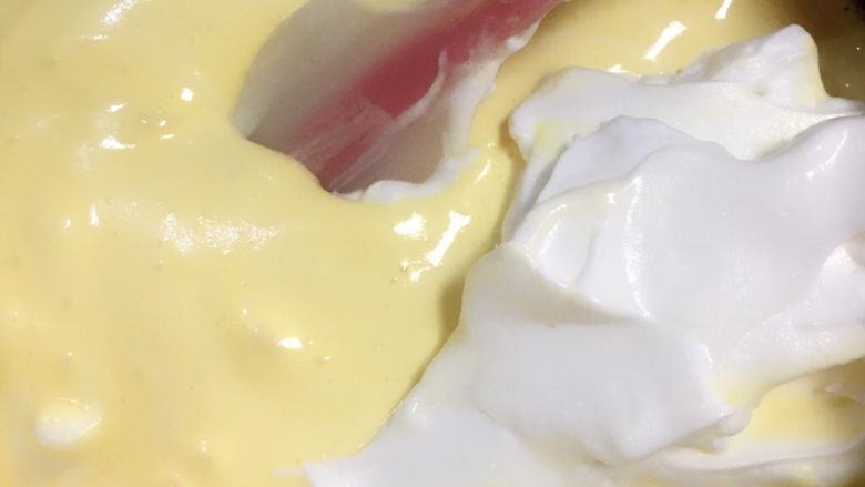 酸奶鸭蛋蛋糕,第三次，蛋白加入搅拌均匀，无颗粒，无蛋白状。