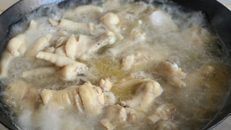 酱汁焖锅,锅内加水，冷水加入鸡翅和鸡爪，水开后再煮3分钟，洗净浮沫待用。