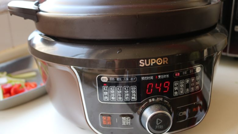 酱汁焖锅,苏泊尔电砂锅，选择红烧肉功能，需要50分钟时间。
