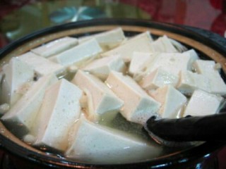 川味豆腐鱼,豆腐进开水烫下，可以去掉苦味。忘记拍照了，网上图片用下。
