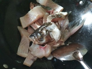 川味豆腐鱼,鱼在锅里煎一下，熬出来的汤更浓