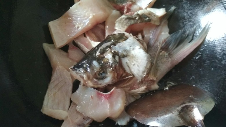 川味豆腐鱼,鱼在锅里煎一下，熬出来的汤更浓