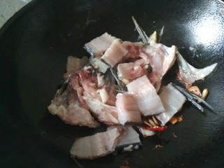 川味豆腐鱼,将鱼头，鱼骨邡至锅内