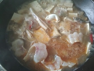 川味豆腐鱼,水开后，放入鱼肉煮五分钟即可。加入淀粉水起锅