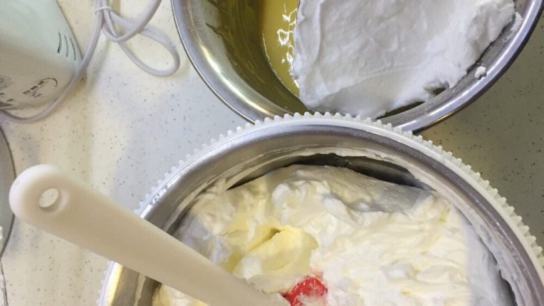 火锅杯蛋糕（三种口味）,混合蛋黄糊和蛋白，先取1/3蛋白放入蛋黄糊切拌均匀，再取1/3继续切拌，将蛋黄糊倒入剩余的1/3蛋白里，切拌均匀，不要画圈搅拌。