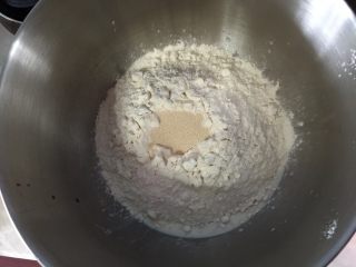 豆沙玫瑰花包,接着加入高粉和酵母