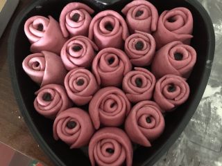 豆沙玫瑰花包,做好的玫瑰花包排在刷了油的模具里