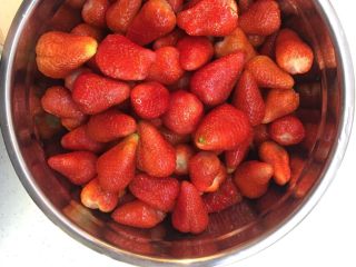 自制果酱（草莓🍓和菠萝🍍）,草莓洗净去蒂备用
