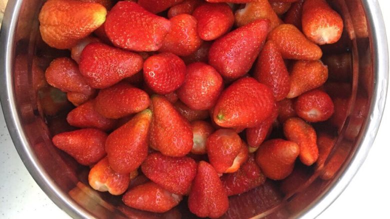 自制果酱（草莓🍓和菠萝🍍）,草莓洗净去蒂备用