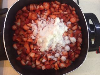 自制果酱（草莓🍓和菠萝🍍）,切碎的草莓用350g砂糖腌制四个小时以上